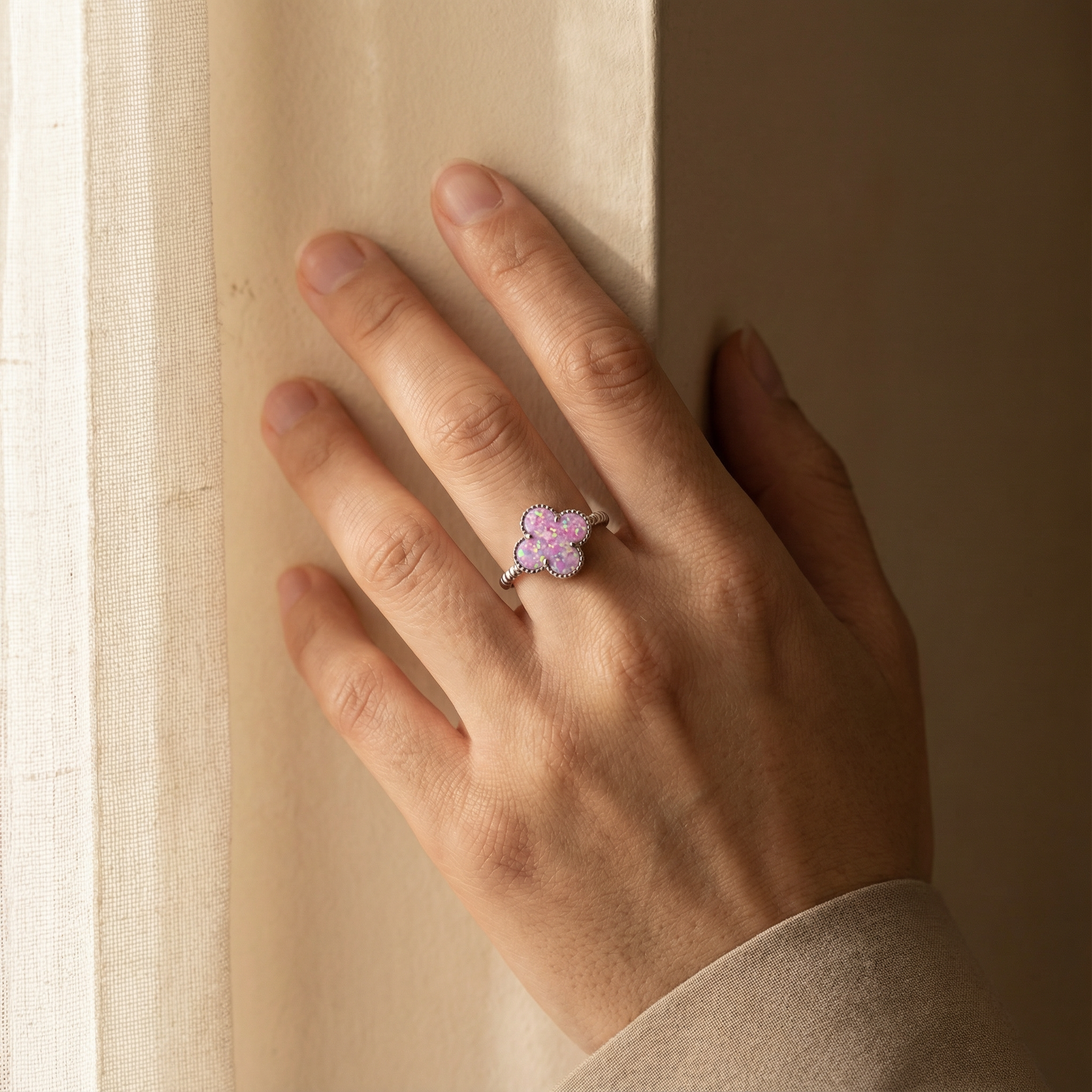 Trebol ring in pink opal Secondary image
